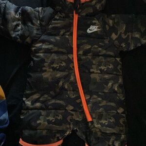 Hi I’m selling a newborn nike snowsuit still in new condition